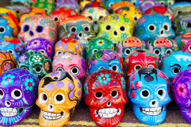 Rooted in indigenous culture, dia de muertos is a celebration of life and ancestor worship, and one that ornaments the streets and cemeteries in vibrant colours and traditions. Turismo Cultural El Dia De Muertos En Mexico Ostelea
