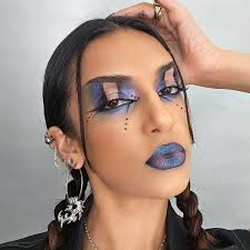 Beauty, styling and the #GalaxyZFlip5. Makeup master @rowisingh explores  how tech can complement her colour palette in MIZ Vogue