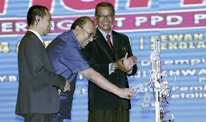 Duka di hari guru, sebuah rumah dinas guru smkn 57 jaksel itu ludes selama 2x45 menit., rabu (25/11) dini hari. Guru Amuk Ditempatkan Di Ppd