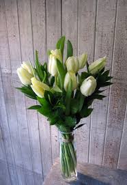 Un bouquet de 45 blanc tulipes en vert complémentaires. Tulipes Blanches Utopia Fleurs Montreal