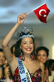 Her yıl türkiye'nin en güzel kadınları temalı yeni listeler hazırlanıyor, moda ve magazin dergileri tarafından çeşitli anketler yapılıyor ve güzellik konusunda. 2002 Miss World Azra Akin 2002 Turkiye Ve Dunya Guzeli Guzel Kadinlar Kadin Unlu Fotograflari