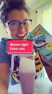 Wylers light drink mix! Coconut & banana together is so good!!! #drinktoker  #drinkwater #watertok #wylerslight @WylersLight #flavoredwater  #flavoredwatertok