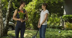Com uma metástase no pulmão e dependente de um cilindro de oxigênio e um catéter, ela frequenta os grupos de apoio à portadores do câncer por insistência da mãe. A Vida E Boa Hazel Grace Ok A Culpa E Das Estrelas Ganha Trailer Estendido Cinemascope