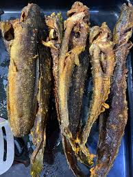 Rehatkan ayam goreng berempah yang dimasak di atas beberapa tuala kertas untuk mengeluarkan minyak lebihan sebelum dihidangkan. Goreng Ikan Keli Tak Meletup Badannya Tak Bengkok Rangup Krup Krap Mingguan Wanita