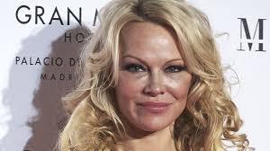 Hours after pamela anderson's public allegation that she endured years of sexual abuse while growing up on vancouver island, the actress sent an it got the whole family in shock, carol anderson told the globe and mail on wednesday. Pam Anderson So Ist Ihr Neues Leben Mit Lover In Frankreich Promiflash De