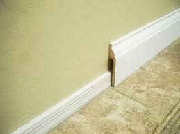 Installer Une Moulure De Plinthe Large Sur Une Plinthe Etroite Existante Plinthes Renovation Maison Decoration Interieur Design