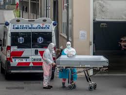 Oltre il vetro, le infermiere corrono da una postazione all'altra per assistere i malati, alcuni vigili altri intubati,. Una Paziente Al San Filippo Neri Io Da 24 Ore In Un Ambulanza Corriere It