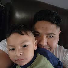 Falso. Florinda nació en 1949. Por tanto tenía unos 25 años almmomento que  se inicia El Chavo.