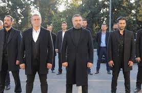 Çocuk denecek yaşta girdiği yeraltı dünyasının tepesine doğru tırmanmakta olan hızır çakırbeyli ve ailesinin hikayesi anlatılmaktadır. Eskiya Dunyaya Hukumdar Olmaz Tum Bolum Videolari