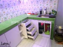 Tak ada tempat untuk kompor, sehingga anda bisa meletakkan kompor di bagian lain. Super White Kitchen Kitchen Set Malang Minimalis Murah