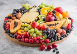A healthy christmas treat but also a fun activity to do with toddlers and young kids. How To Make A Fruit Platter Fruit Tray Veggie Desserts
