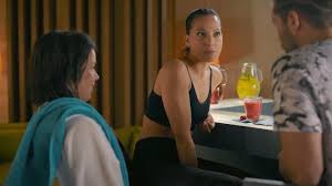 Macht sie neuen Ärger? Milans Ex-Freundin Lara taucht wieder auf AWZ-Folge  4751 vom 25.07.25 auf RTL+ (am 01.08.25 im TV) Charlie und Milan sitzen  zusammen an der Bar im Zentrum, als sie