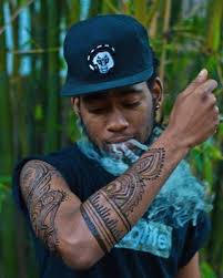 Henna is used to make temporary tattoo designs on the body. What Will It Take For You To Just Believe Men Henna Tattoo Blade Tattoo Shoulder Blade Tattoo