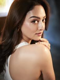 Golden hour caught me being lazy 🌞 . . . Photographer:  @rachitvoraphotography Glam : @elishab_mua Styling : @shru_birla