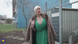 Busty mature cougar gets working the second she feels the big tools in her  hands - Hell Moms
