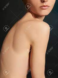 Junge Frau Deckt Ihre Brust. Nackten Körper Mädchen Ohne Gesicht  Lizenzfreie Fotos, Bilder Und Stock Fotografie. Image 64817026.