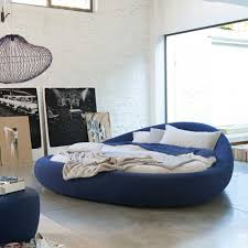 Italienisches Rundbett Pebble In Dunkelblau Milanari Com Gepolsterter Kopfteil Designer Bett Doppelbetten
