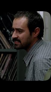 During the courtroom scene in A Separation (2011), Hojjat (Shahab Hosseini)  keeps objecting to the judge and consequently, the judge asks him to leave  the court. On his way out, Hojjat keeps