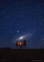 La galaxia, con un diámetro de 135.000 años luz, es ligeramente más grande que la vía láctea. 20 M31 Ideas Astronomy Cosmos Andromeda Galaxy
