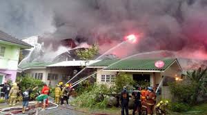 คนงานหลายสิบชีวิตวิ่งหนีตาย ใช้เวลาดับเกือบ 1 ชั่วโมง พบลามไปไหม้ร้านอาหารที่อยู่ติดกันด้วย. à¹„à¸Ÿà¹„à¸«à¸¡ à¹‚à¸£à¸‡à¸‡à¸²à¸™à¸žà¸¥à¸²à¸ªà¸• à¸à¸žà¸£à¸°à¸£à¸²à¸¡ 2 à¹€à¸žà¸¥ à¸‡à¸ªà¸‡à¸šà¹à¸¥ à¸§