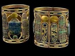 سوار. الملك المصري القديم بسوسنس الأول. إليك بعض التفاصيل الإضافية حول هذه  القطعة الأثرية الرائعة تم العثور عليها في مقبرة بسوسنس الأول في تانيس، وهي  المدينة التي كانت تُعرف باسم "طيبَة الشمال".