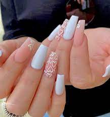 Uñas diseños si quieres saber uñas diseños así como también diseños de uñas acrílicas o diseños uñas elegantes uñas gelish te compartiremos imagenes de uñas acrilicas de moda. Unas Acrilicas Tono Blanco Con Disenos De Corazone En 2021 Manicura De Unas Unas Manos Y Pies Unas De Acrilico Elegantes