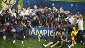 En fait il s'agit de deux équipes établies par un panel de journalistes internationaux à venez regarder des photos de la coupe du monde 1970 de football. L Equipe De France A Souleve Le Trophee De Champion Du Monde Le Soir
