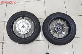 Sebenarnya apa kelebihan dari menggunakan ring 12, memang saat ini ukuran ring velg yang digunakan motor indonesia umunya menggunakan ring 17 untuk motor sport, ring 14 untuk motor matik sedangakan ring 12 inci sering kali malah digunakan untuk kawasaki ksr, vespa sprint, dan. Pelek Custom Honda Adv 150 Ini Ternyata Bekas Pelek Kaleng Mobil Sob Gridoto Com