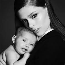 Discover 15 First Year Sessions and baby photoshoot ideas