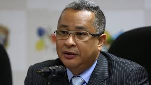 Douglas Rico advirtió que “enemigos internos y externos” buscan el  “fallecimiento en masa” de jóvenes estudiantes