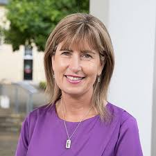 دیردرا مدن نویسنده کتاب هیچ چیز سیاه نیست