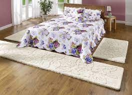 Doch nicht nur auf dem bett offerieren sich veloursvorleger, kuschelige flokatis oder beige lassen ein kleines schlafzimmer größer wirken. Moderne Bettumrandung Fur Ihr Schlafzimmer Kaufen Brigitte Hachenburg