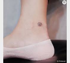 Cependant, la fleur de lotus possède une symbolique importante dans certaines cultures orientales. Tatouages Discrets 15 Idees De Tatouages Que L On Peut Facilement Cacher Terrafemina