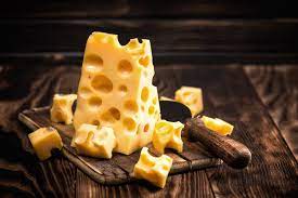 Gruyère (sajt) a gruyère ( franciául le gruyère, németül greyerzer) egy svájci, tehéntejből készülő félkemény sajt, mely az ellenőrzött eredetmegjelöléssel ( aoc) ellátott sajtok közé tartozik. Sajtbol Van A Hold De Hogy Kerulnek A Lyukak Az Ementali Tipusu Sajtokba Magazin Izes Elet Gasztronomia A Mindennapokra