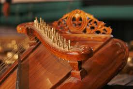 Gamelan jawa pada umumnya dipakai untuk mengiringi sebuah kesenian seperti wayang kulit dan pertunjukan tari. Siter Wikipedia