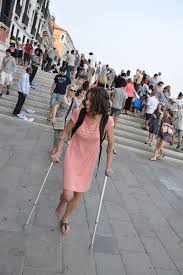 Un arrêt de travail peut être nécessaire en fonction de la gravité de l'entorse et de l'activité en général, il existe une insécurité à la course ou à la marche, parfois associée à des douleurs, et le risque à long terme est de développer une arthrose. Quand Il Arrive De Ne Pas Pouvoir Se Chausser Folle Des Chaussures