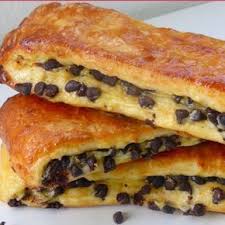 Pains Suisses Aux Pepites De Chocolat Ingredients 1 Jaune D œuf 1 œuf Pour La Dorure 50 G De Su Recettes De Cuisine Recette Cuisine Et Boissons