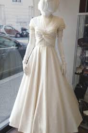 Applicazioni di pizzo bianco e ruches sul décolleté e sui polsini. Abito Da Sposa Vintage Archivi Vintachic
