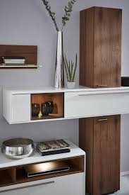 Dunkles Asteiche Echtholz Furnier Kombiniert Mit Mattweissem Lack Das Macht Die Design Saule Aus Der Interliving W Wohnwand Weiss Holz Wohnen Inneneinrichtung