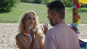 Poslední záběr korunuje film a těžko říct, kdo nebo co na něm je. Muzi Co Manipuluji Se Zenami Autorske Sny Ozivaji V Romanticke Komedii Pres Prsty Irozhlas Spolehlive Zpravy