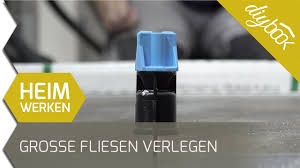 Es ist sinnvoll, die anleitung zunächst komplett zu lesen, um dann alle nötigen vorbereitungen für das verlegen der fliesen treffen zu können. Grosse Fliesen Verlegen Das Fliesen Nivelliersystem Im Bad Youtube