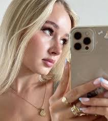 Aurora Roberts's Instagram, Twitter & Facebook