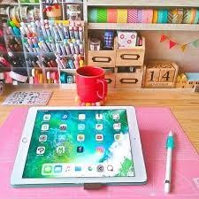 机の上をきれいに収納したいけど どうしたらいいのか分からない という方に みんなの机の上をご紹介しちゃいます センスが光る100均プチプラ机の上収納ばかりですよ キラリと光る技を真似しちゃいましょう tablet electronic products november