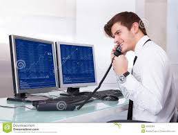 Börsenmakler anlageberater aktienmakler eingetragener vertreter handelsvertreter. Borsenmakler Der Im Buro Arbeitet Stockfoto Bild Von Arbeitet Borsenmakler 46363384