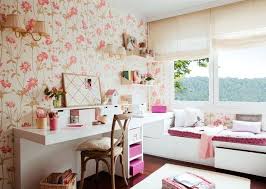 Wandgestaltung Im Jugendzimmer Maedchen Tapete Blumenmuster Weisse Moebel Stauraum Jugendzimmer Zimmer Wohnen