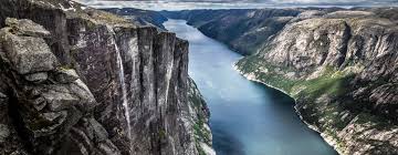 Vandfaldet afvander kun småsøer og damme på toppen af kjerag, og om sommeren tørrer det ofte ud, eller har så ring vandføring at det blæser bort i vinden før den når ned til fjorden under. Kjeragbolten In Noorwegen Vakantienaarnoorwegen Nl