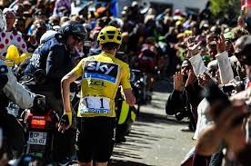 Chris froome, vainqueur du tour de romandie en 2013 et 2014, a perdu son coup de pédale légendaire. Christopher Froome Sprintet Nach Sturz Zu Fuss Richtung Ziel