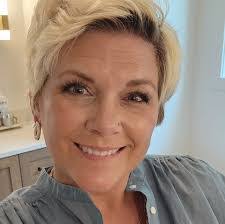 Dee Rowley's Instagram, Twitter & Facebook