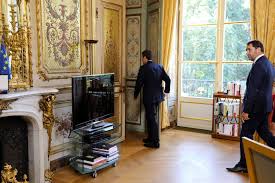 A L Americaine Emmanuel Macron Signe Devant Les Cameras La Loi De Moralisation Emmanuel Macron Macron Signs