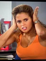 Uno de los descuidos que más me dan risa de cuando Betty se hace presidente  de Ecomoda, es que desde el principio llega y dice que hasta en la mitad  del tiempo